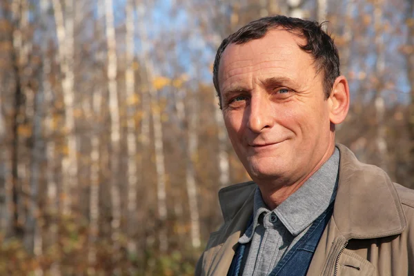 Portret osoby w podeszłym wieku człowiek drewno jesień — Zdjęcie stockowe