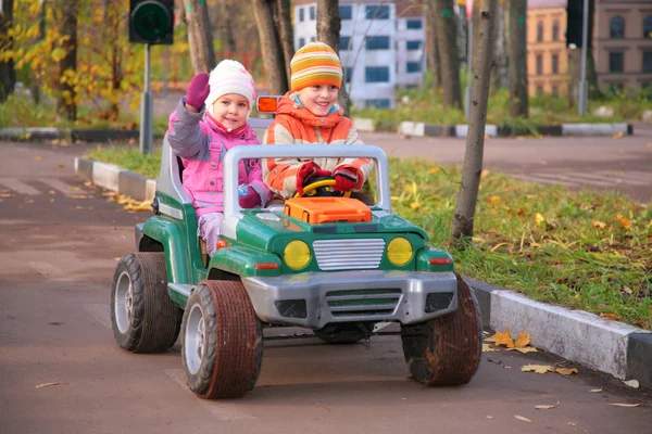 Crianças em carro de brinquedo — Fotografia de Stock