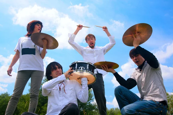 Gruppo musicale che suona nel parco — Foto Stock