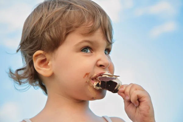 Criança come sorvete — Fotografia de Stock