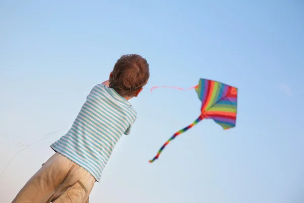 Παιδί kite εκκίνησης — Φωτογραφία Αρχείου