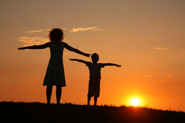 Mãe e filho no pôr do sol — Fotografia de Stock