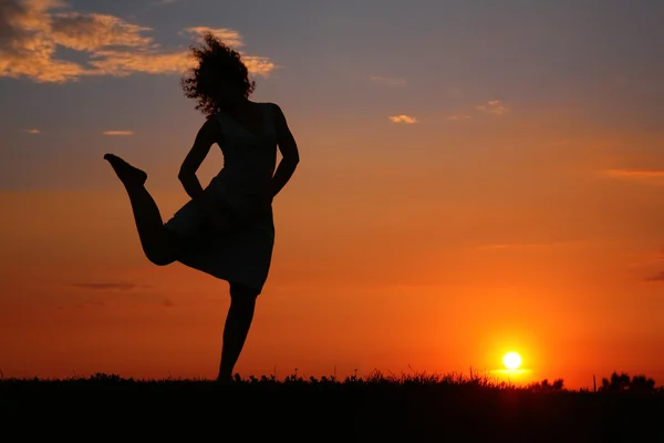Silhouette of dancing woman on sunset — Stock Photo, Image