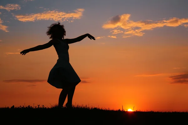 Silhouette of dancing woman on sunset — Stock Photo, Image