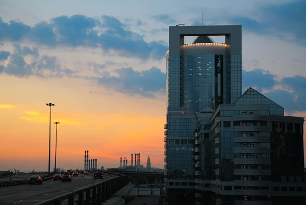 Stad landschap op zonsondergang — Stockfoto