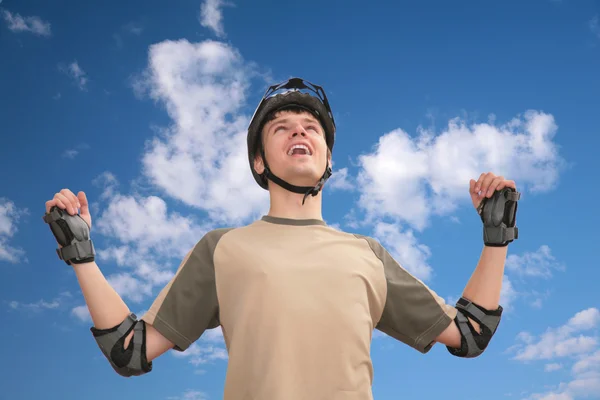 Парень в спортивном шлеме с поднятыми руками — стоковое фото
