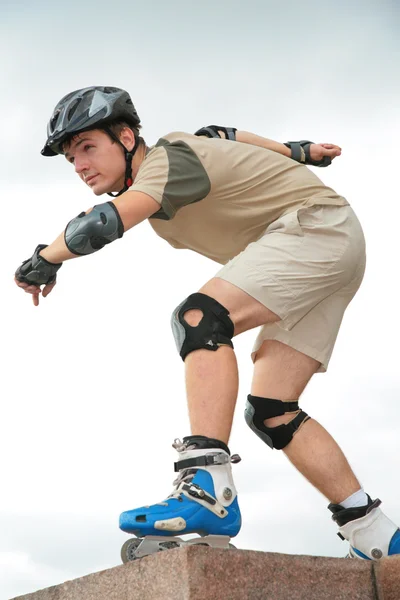 Boy on rollerblades in starting position — Stock Photo, Image