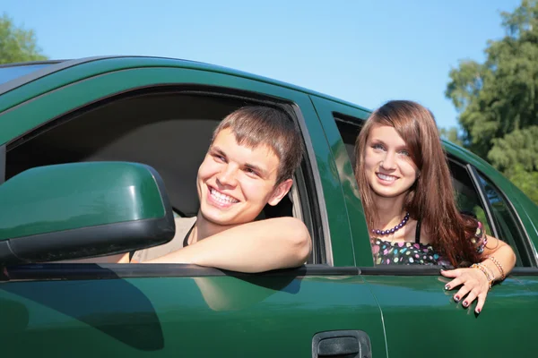 Gejów i dziewczyna w samochodzie — Zdjęcie stockowe