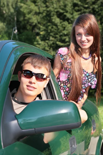Геи и девушки в машине — стоковое фото