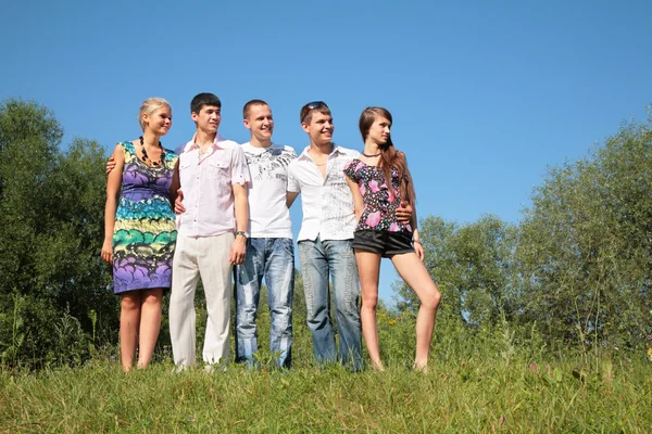 Grupo de amigos ao ar livre no verão — Fotografia de Stock