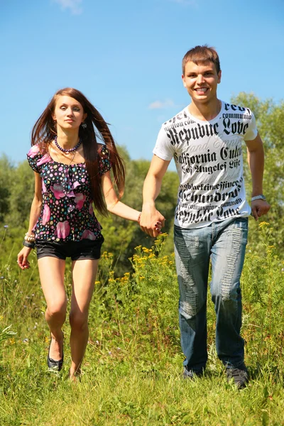 Couple courir sur l'herbe — Photo