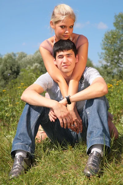 Couple sits on grass — Stock Photo, Image