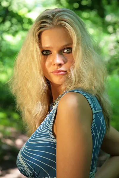 Молодая красивая блондинка в лесу — стоковое фото