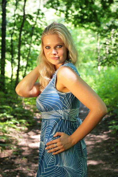 Jonge mooie blonde in hout — Stockfoto