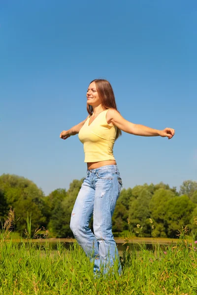 Youmg woman posing in park — Stock Photo, Image