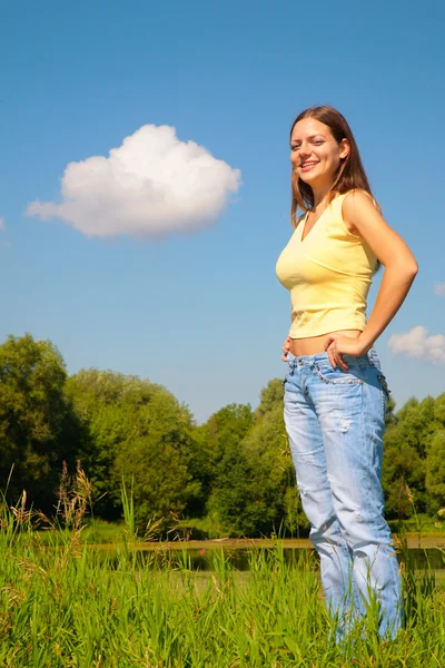 Youmg kvinna poserar i park — Stockfoto