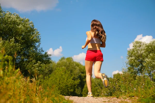 Mädchen läuft Wald — Stockfoto