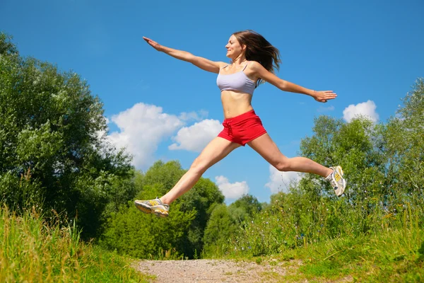 Young woman doing exercise in park — Stock Photo, Image