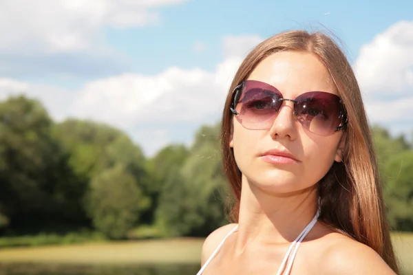 Красота молодая женщина в солнцезащитных очках — стоковое фото