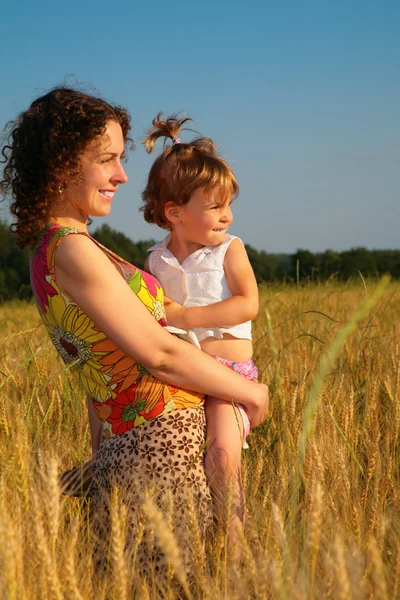 Мать с ребенком на пшеничном поле — стоковое фото