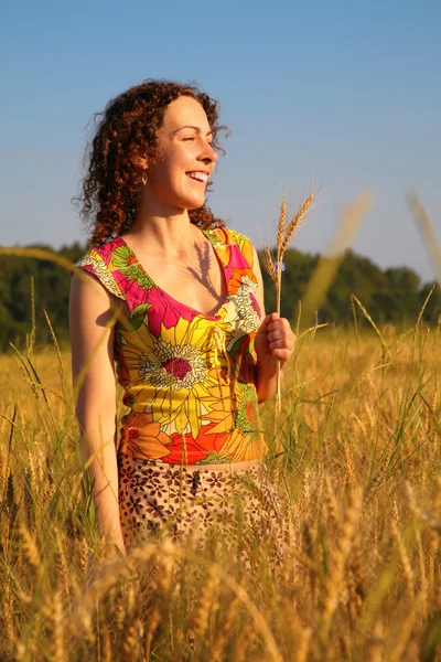 Jonge vrouw staat op wheaten veld — Stockfoto