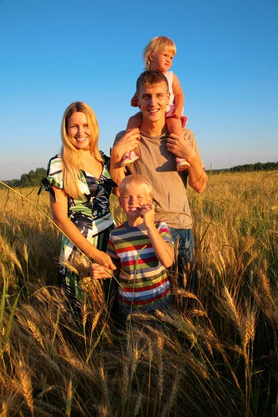 Famille sur un champ de blé — Photo