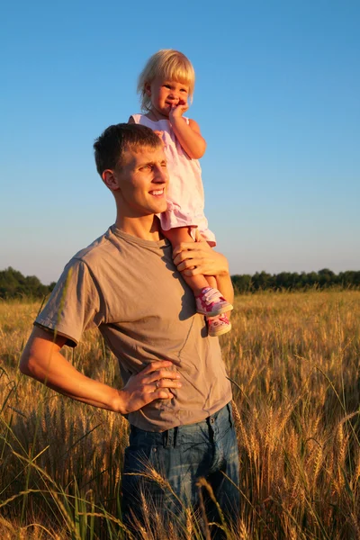 Father hold daughter on shoulder on wheaten field — Stock Photo, Image