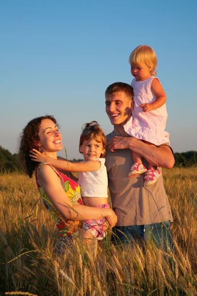 Родители с детьми на пшеничном поле — стоковое фото