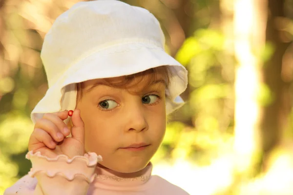 Kleines Mädchen mit wilden Beeren — Stockfoto