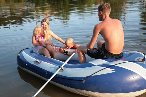 Familia en un bote inflable — Foto de Stock