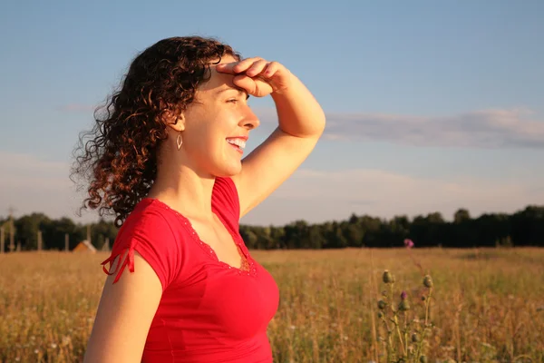 Молодая женщина смотрит в поле — стоковое фото