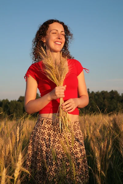 Jonge vrouw met verdient op wheaten veld — Stockfoto