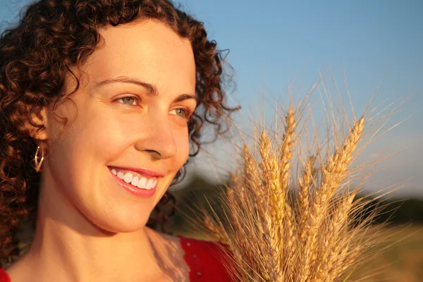 Genç kadın üzerinde buğday alan kazanır — Stok fotoğraf