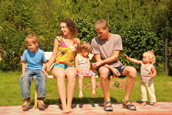 Family sit on bench — Stock Photo, Image