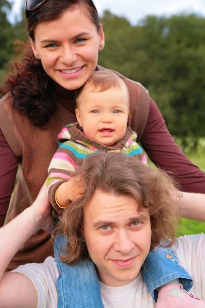 Föräldrar med barn på natur — Stockfoto