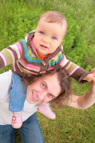 Bebé en hombros de los padres —  Fotos de Stock