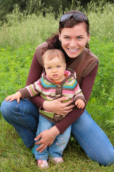 Мати з дитиною на траві — стокове фото