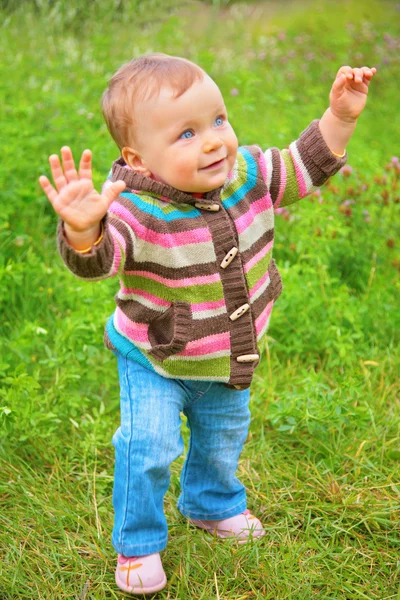 Child stands on grass — Stock Photo, Image