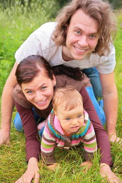 Родители и ребенок на траве — стоковое фото