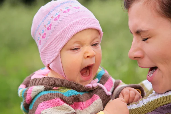 Madre con el niño bostezan —  Fotos de Stock