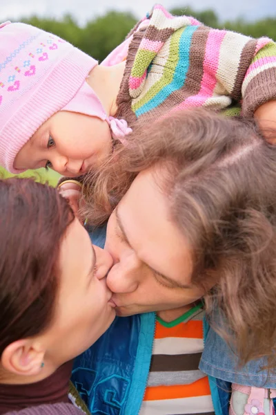 Padres con beso de bebé al aire libre —  Fotos de Stock