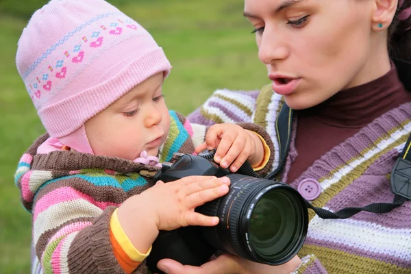 Anne bebek fotoğraf makinesi ile tutar. — Stok fotoğraf