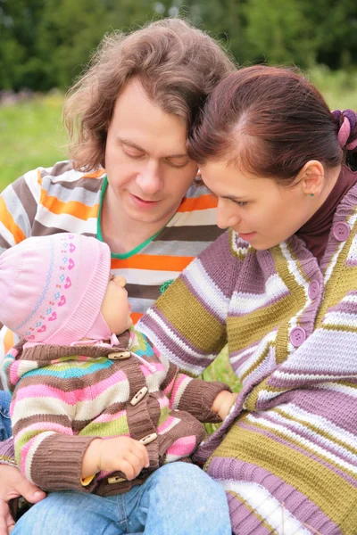 Mãe, bebê e pai na natureza — Fotografia de Stock