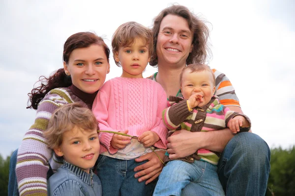 Portret rodziny na charakter — Zdjęcie stockowe