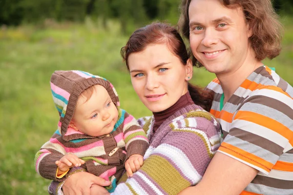 在公园的条纹衣服婴儿的家庭 — 图库照片