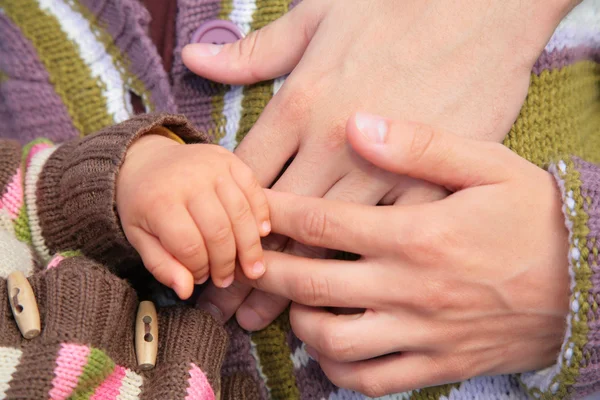 Mani dei genitori e del bambino — Foto Stock