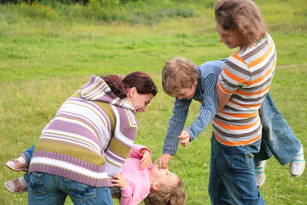 Família joga ao ar livre — Fotografia de Stock