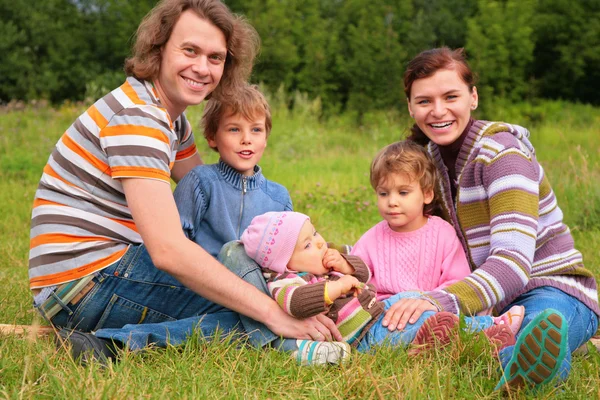 Familjeporträtt på gräs — Stockfoto