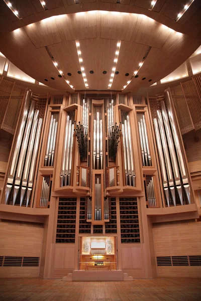Орган в концертному залі — стокове фото