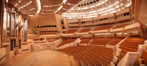 Panorama de sala de conciertos vacía con órgano — Foto de Stock